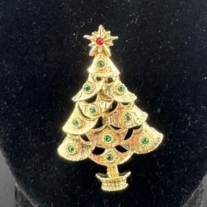 Vintage Christmas Tree Brooch Gold Tone Green Red Rhinestone Holiday Pin Star
